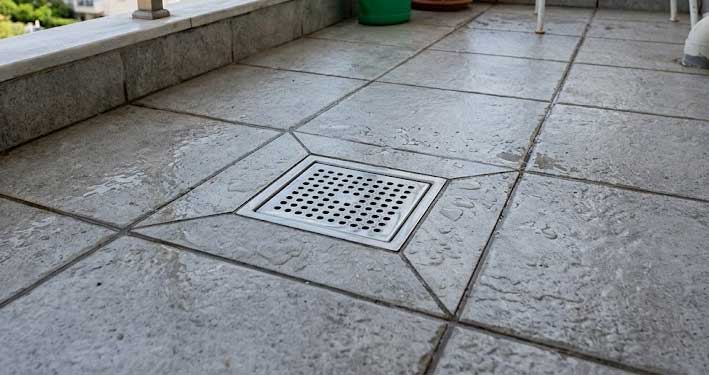 Σιδώνι δαπέδου στο μπαλκόνι